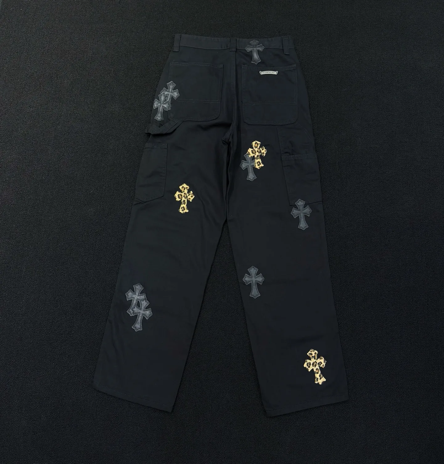 P280 Style number: D363 Chrome Hearts Chrome Hearts straight-cut logging overalls Color #Black Size #S-Xxl (28 30 32 34 36) 28 Waist 74 Hip 102 Length 101 30 Waist 78 Hip 106 Length 102 32 Waist 82 Hip 110 Length 103 34 Waist 86 Hips 114 Pants Length 104 36 Waist 90 Hips 118 Pants Length 106 Heavy canvas material This pants type was first created by Carhartt. With the development of the times, it has been reinterpreted by many brands. This Crow Heart logging overalls are based on the Carhartt pants with some improvements and added elements‼ ️